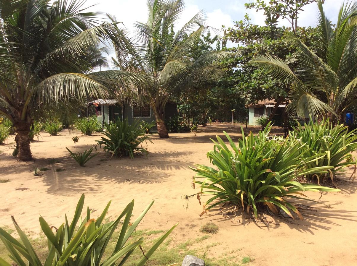 The Akwidaa Inn Exterior foto